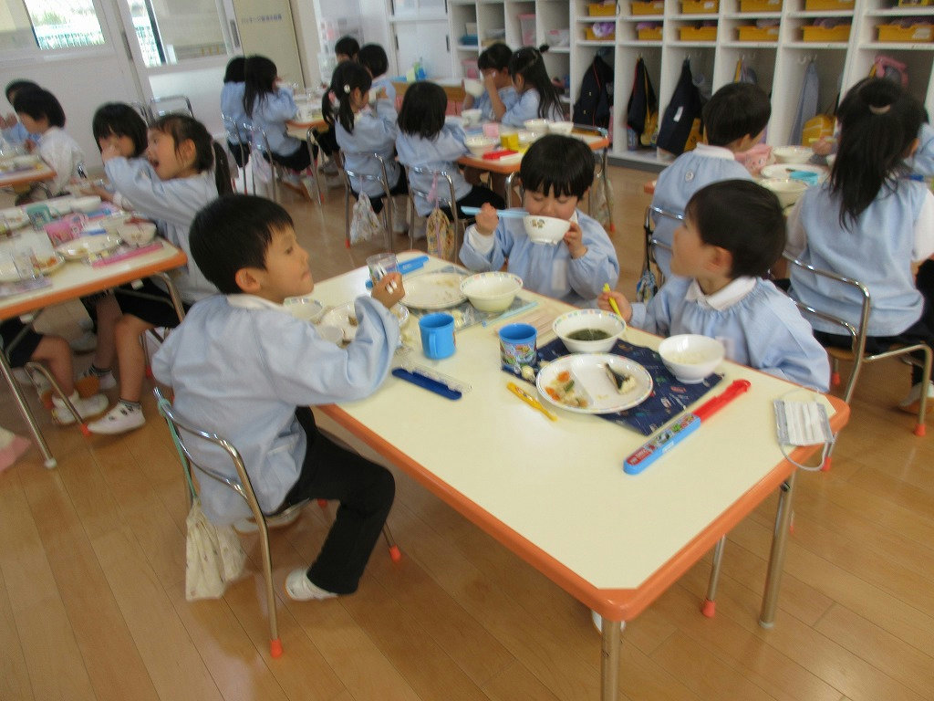給食開始！少し緊張がほぐれてきたぱんだ組さん
